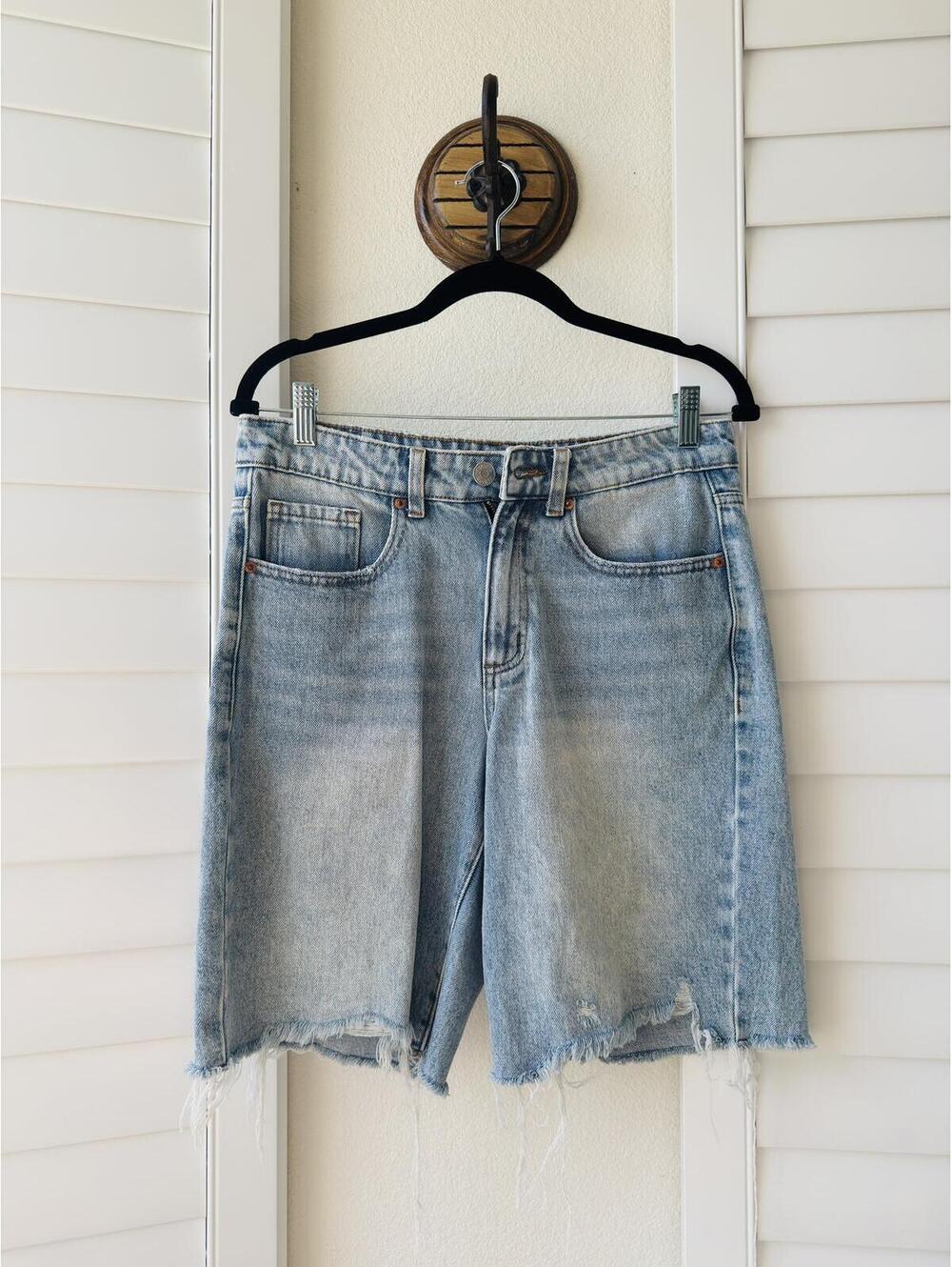 GAP Denim 9" Bermuda Shorts Size 10/30 - Picture 1 of 9